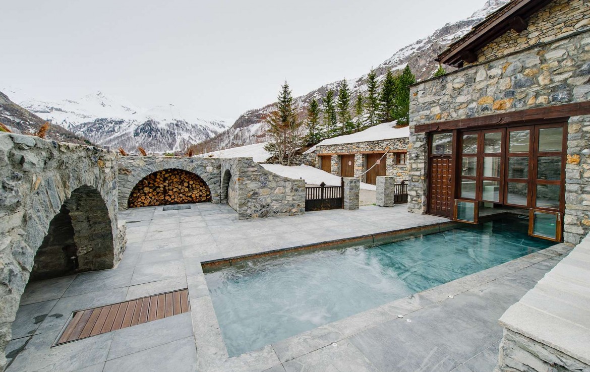 Kings-avenua-val-disere-snow-chalet-sauna-swimming-pool-parking-boot-heaters-fireplace-ski-in-ski-out-cigar-room-massage-therapie-room-area-val-disere-011