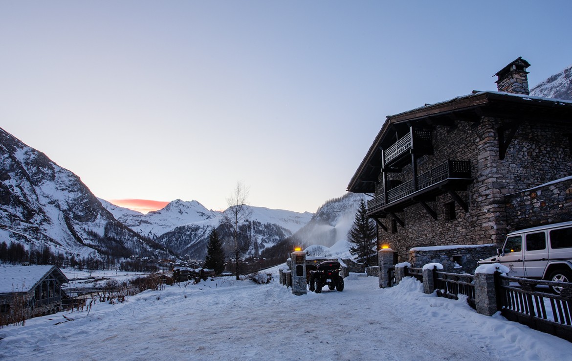 Kings-avenua-val-disere-snow-chalet-sauna-swimming-pool-parking-boot-heaters-fireplace-ski-in-ski-out-cigar-room-massage-therapie-room-area-val-disere-011-3