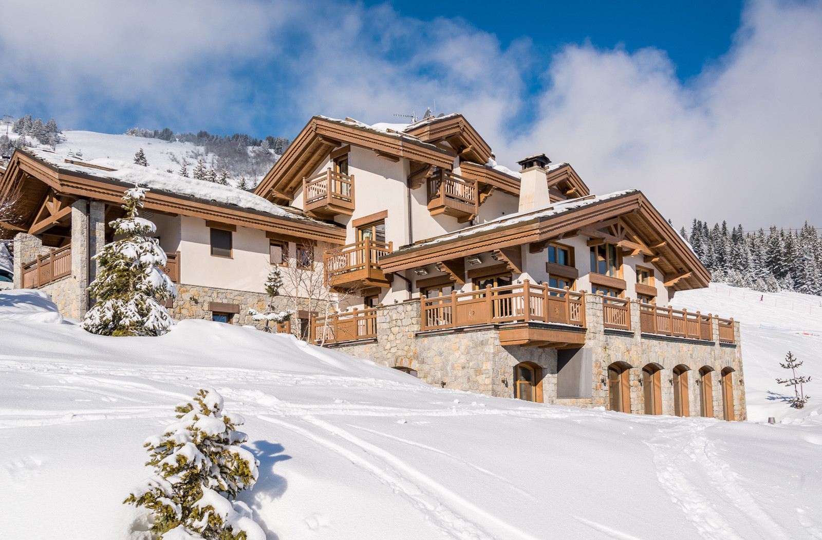 Kings-avenue-courchevel-sauna-jacuzzi-hammam-swimming-pool-childfriendly-parking-gym-boot-heaters-fireplace-ski-in-ski-out-massage-room-terrace-area-courchevel-022