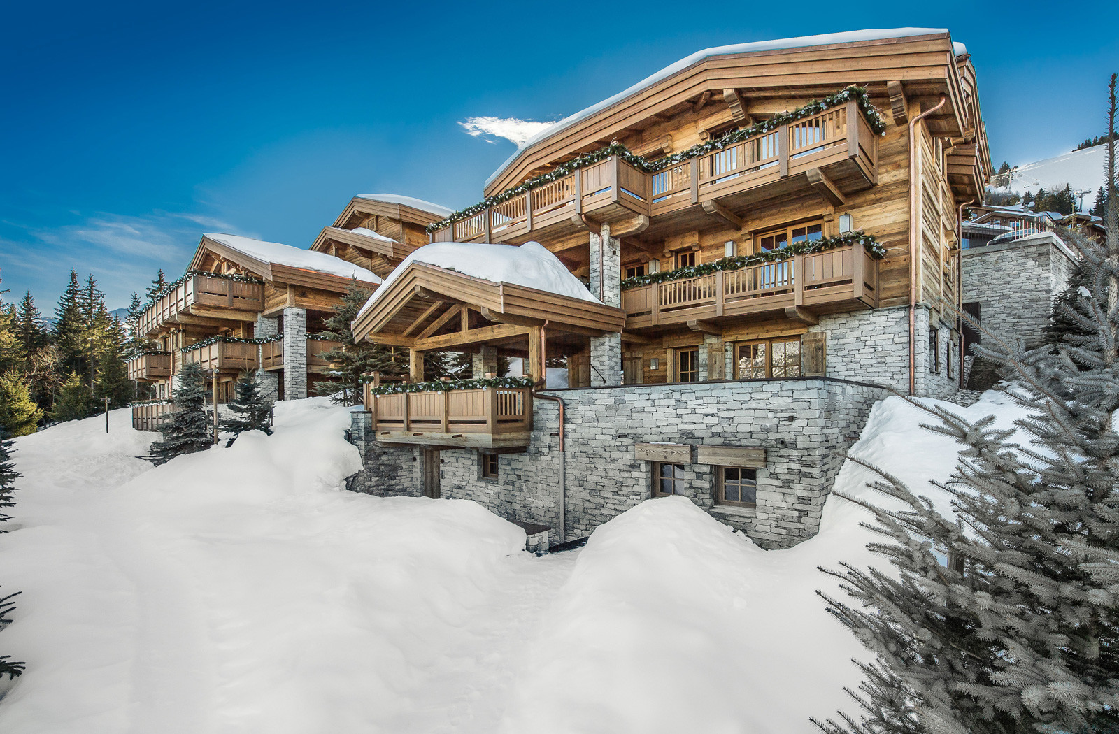 Kings-avenue-courchevel-sauna-jacuzzi-hammam-swimming-pool-cinema-games-room-gym-boot-heaters-fireplace-skii-in-skii-out-wine-cellar-parking-lift-area-courchevel-017