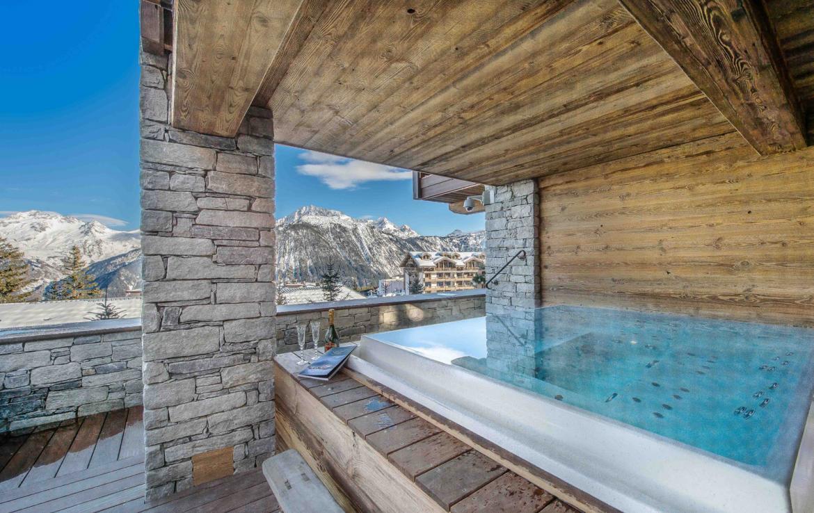 Kings-avenue-courchevel-sauna-jacuzzi-hammam-swimming-pool-gym-boot-heaters-fireplace-ski-in-ski-out-welness-area-bar-massage-room-lift-area-courchevel-024-6