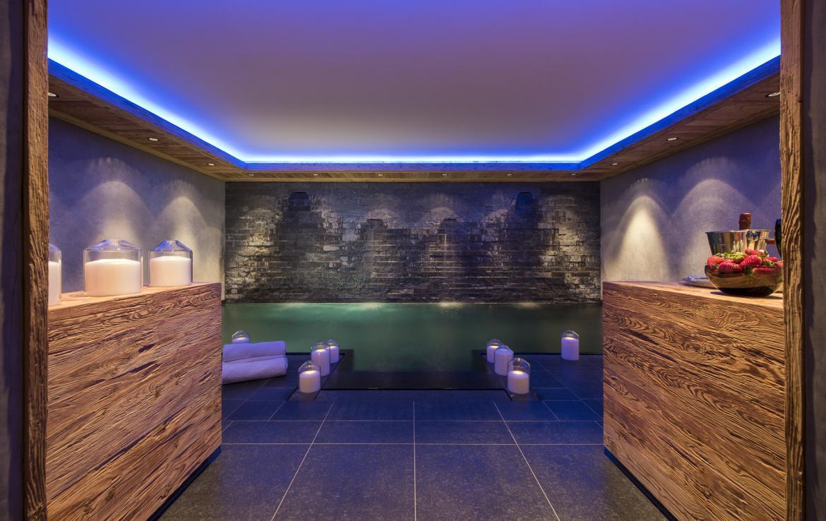 Kings-avenue-gstaad-hammam-swimming-pool-covered-parking-boot-heaters-fireplace-sound-system-area-gstaad-003-12