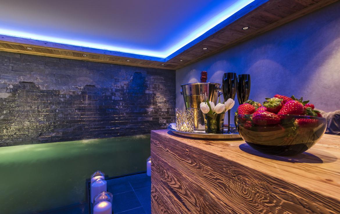 Kings-avenue-gstaad-hammam-swimming-pool-covered-parking-boot-heaters-fireplace-sound-system-area-gstaad-003-13