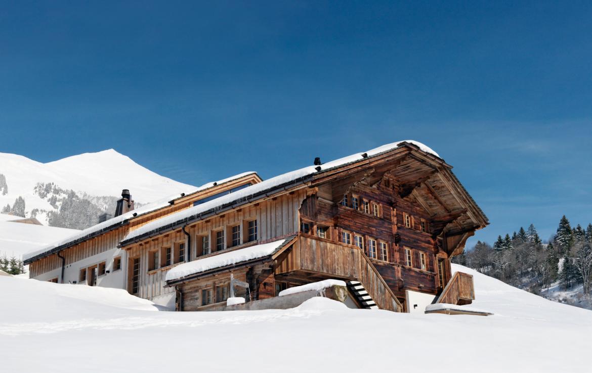 Kings-avenue-gstaad-sauna-outdoor-jacuzzi-überdachter-parkplatz-kino-fitnessraum-stiefel-heizungen-kamin-bereich-gstaad-002-2