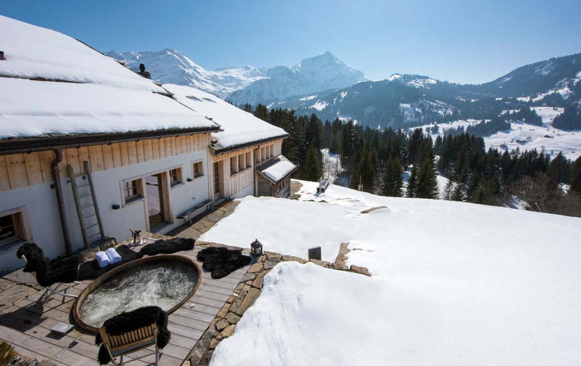 Kings-avenue-gstaad-sauna-jacuzzi-exterior-cubierto-aparcamiento-cine-gimnasio-botas-calentadores-chimenea-área-gstaad-002-4