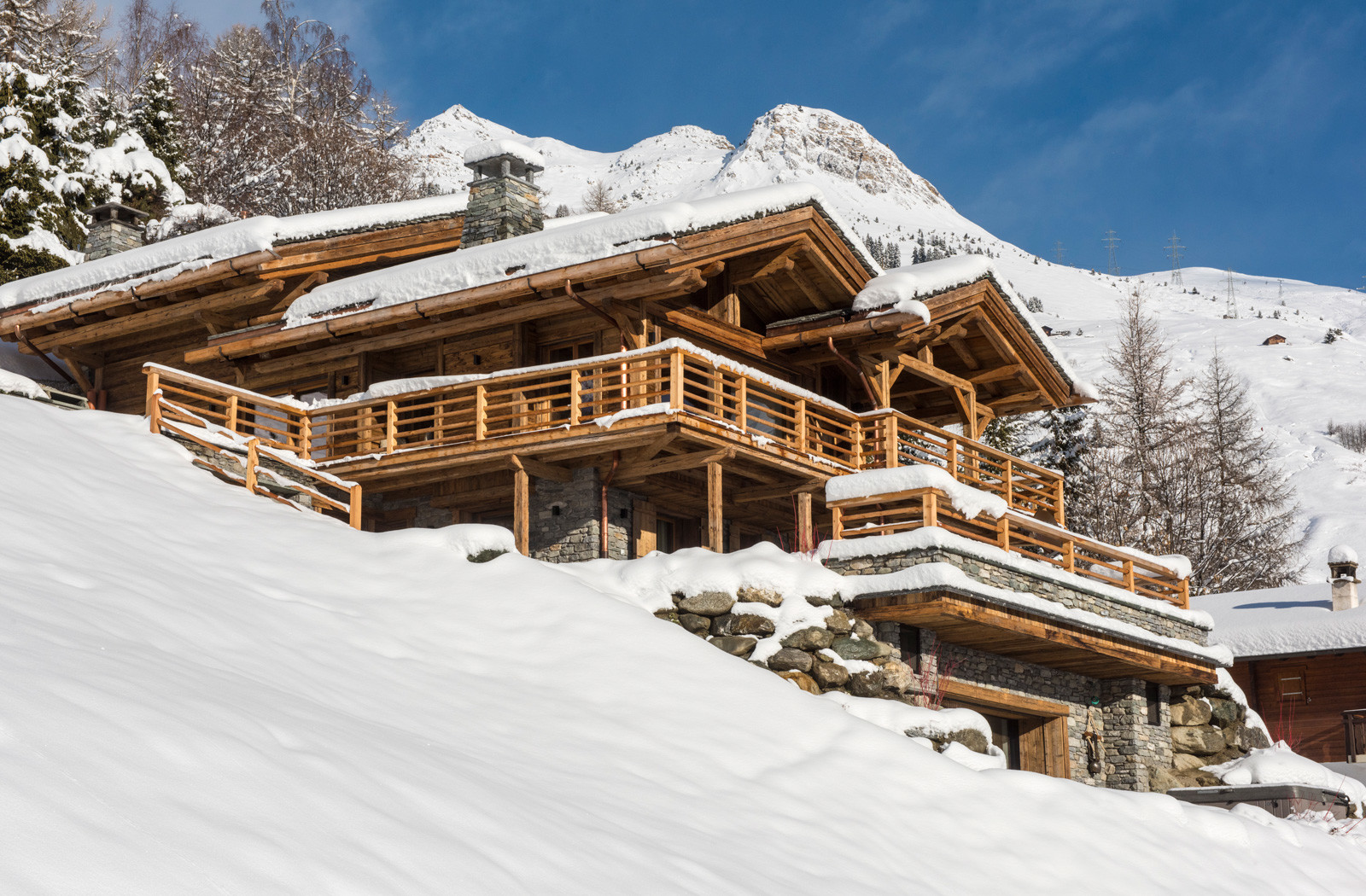 Kings-avenue-verbier-snow-chalet-childfriendly-parking-wine-cave-fireplace-018-1