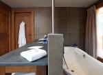 bathroom-in-luxury-chalet-in-meribel-ski-in-out
