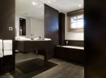 KINGS-AVENUE-LUXURY-CALET-COURCHEVEL-004-MASTER-BISHROOM
