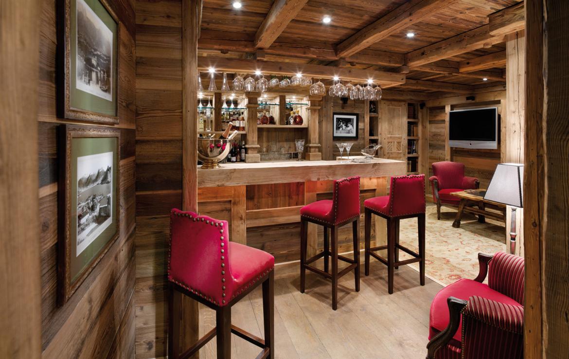 kings-avenue-luxury-chalet-courchevel-005-bar-area-with-tv