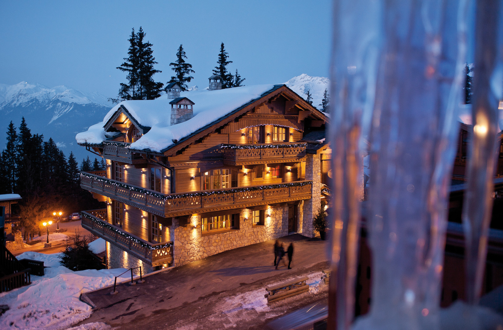 kings-avenue-luxury-chalet-courchevel-005-front-view-exterior-snow-mountain-view-by-night