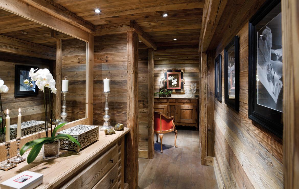 kings-avenue-luxury-chalet-courchevel-005-wooden-hall-with-mirror