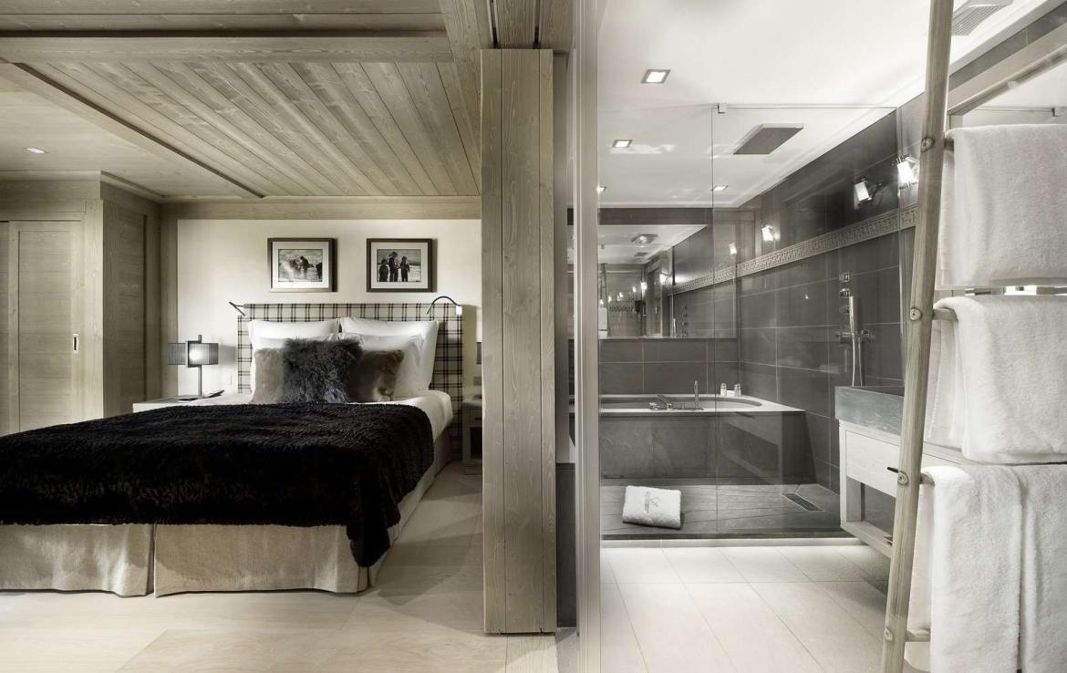 kings-avenue-luxury-chalet-courchevel-007-master-bedroom-with-bathroom