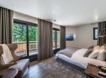 kings-avenue-luxury-chalet-courchevel-008-bedroom-with-balcony
