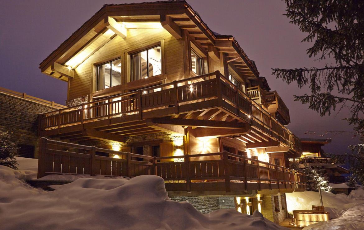 kings-avenue-luxury-chalet-courchevel-008-exterior-view-by-night
