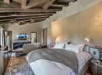 kings-avenue-luxury-chalet-courchevel-008-master-bedroom