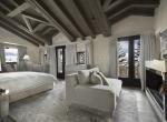kings-avenue-luxury-chalet-courchevel-008-master-bedroom-with-balcony-and-views