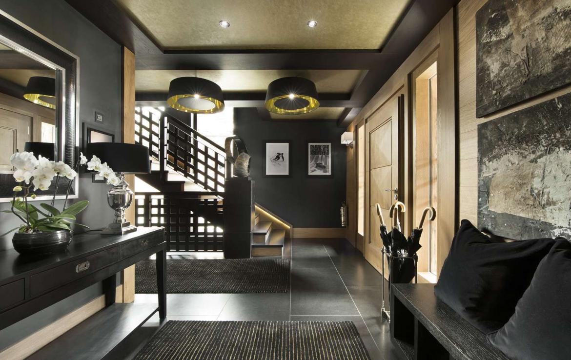 kings-avenue-luxury-chalet-courchevel-009-entrance-stairs