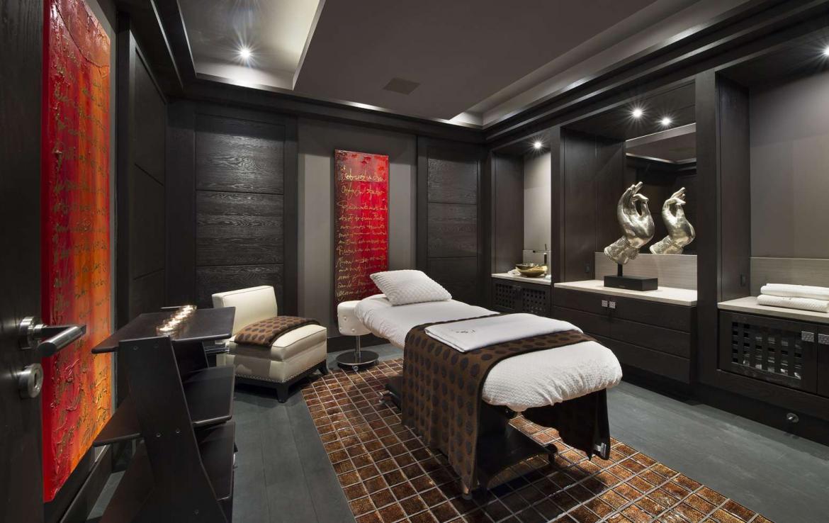 kings-avenue-luxury-chalet-courchevel-009-relaxation-massage-room