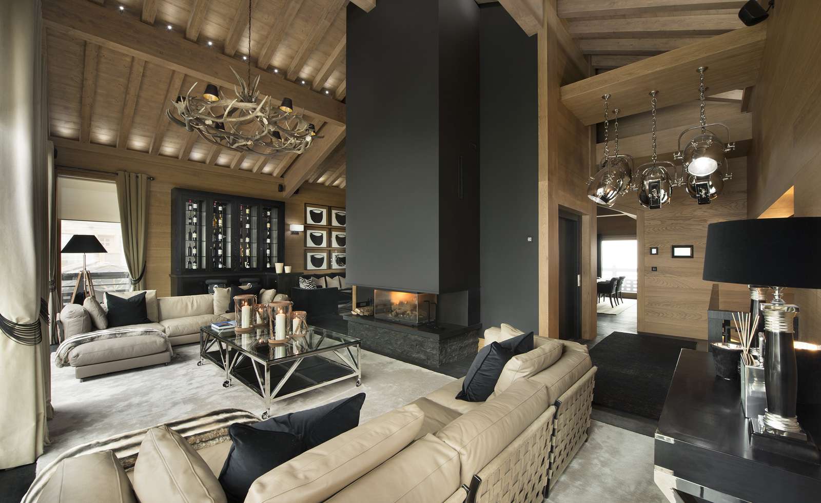kings-avenue-luxury-chalet-courchevel-009-sitting-room-with-open-fireplace (sala de estar com lareira aberta)