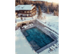 Ultima-Crans-Montana-Winter-Schneebedeckte-Hütte-und-Freiluft-Pool